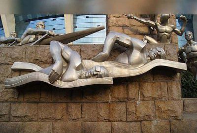 街边不锈钢游泳运动雕塑
