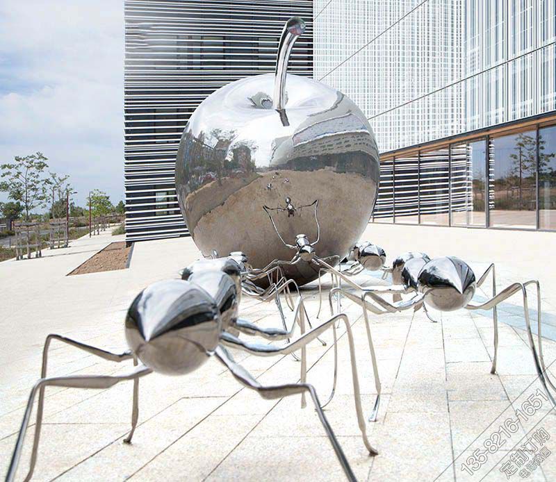 广场不锈钢镜面蚂蚁苹果雕塑