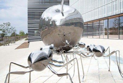 广场不锈钢镜面蚂蚁苹果雕塑