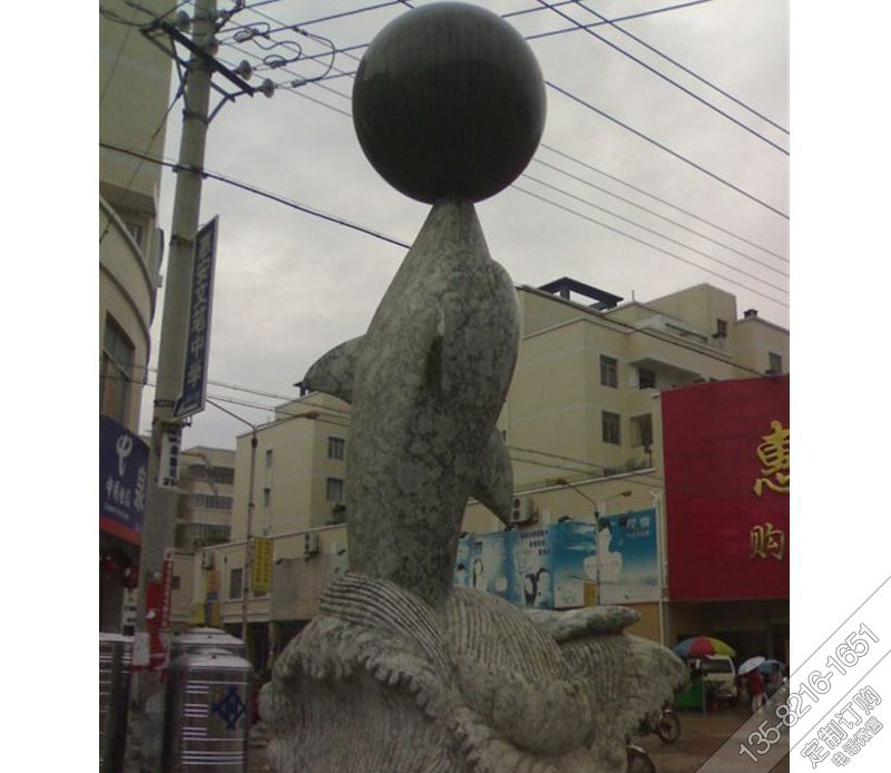 城市海豚顶球石雕