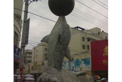 城市海豚顶球石雕