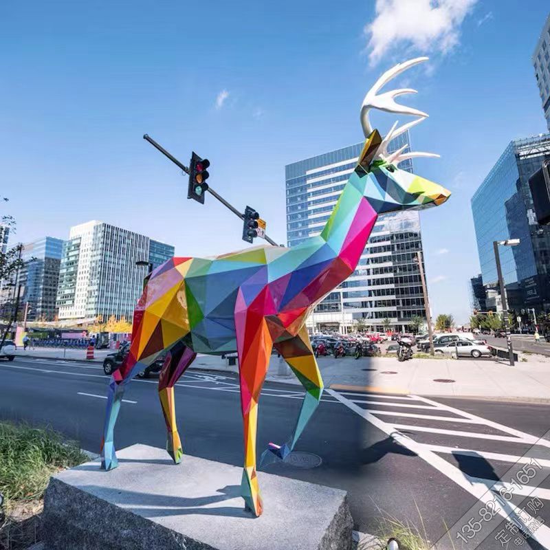 街道玻璃钢彩绘几何鹿雕塑