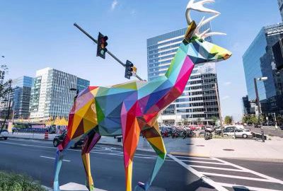街道玻璃钢彩绘几何鹿雕塑