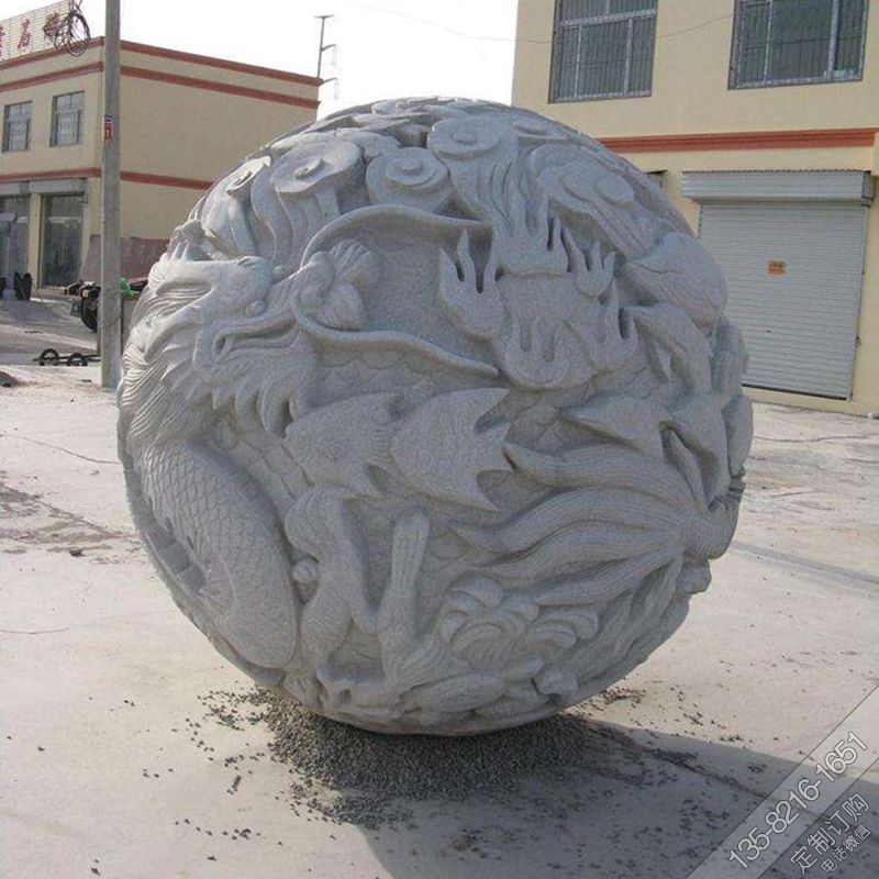 广场摆放青石浮雕圆球