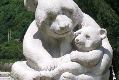 景区熊猫母子石雕