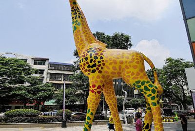 广场大型玻璃钢彩绘长颈鹿雕塑