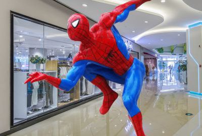 广场玻璃钢彩绘蜘蛛侠雕塑