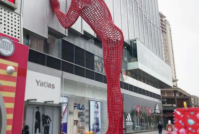 商场不锈钢网格抽象人物雕塑