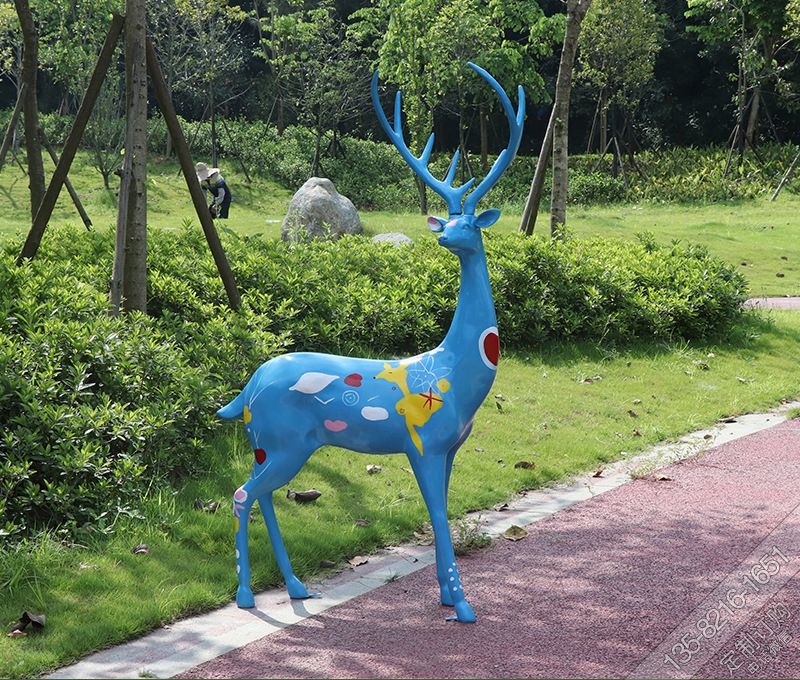 广场玻璃钢抽象彩绘鹿雕塑