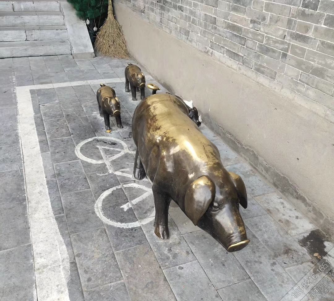 城市街道摆放黄铜猪雕塑