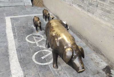 城市街道摆放黄铜猪雕塑